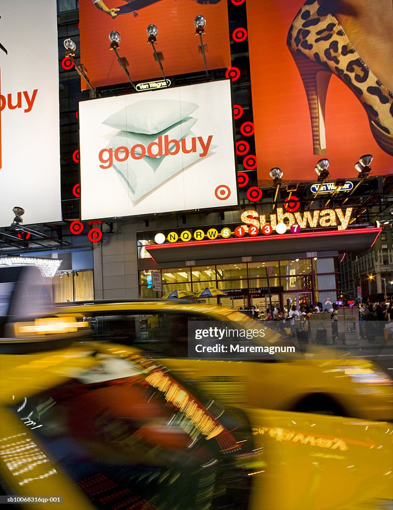 USA, New York State, New York City, Manhattan, yellow cabs on street, blurred motion