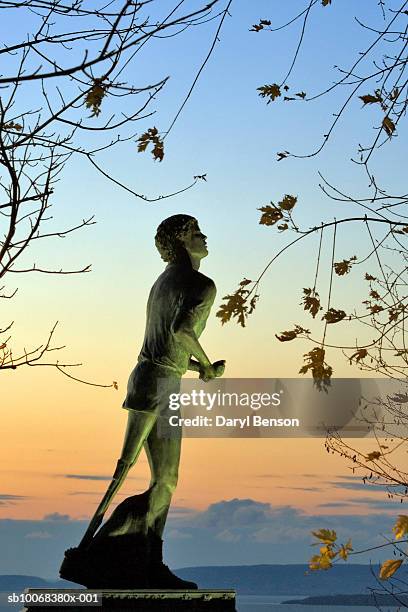 canada, ontario, thunder bay, terry fox statue at dawn - terry fox stockfoto's en -beelden