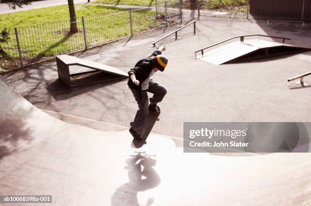 boy (10-11) practicing skateboarding on ramp, side view - sport venue 個照片及圖片檔