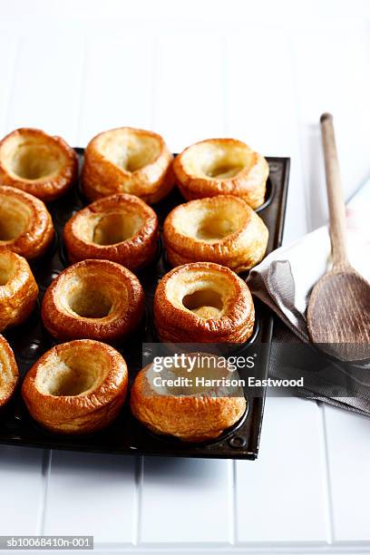 yorkshire puddings on tray on kitchen counter - yorkshire pudding stockfoto's en -beelden