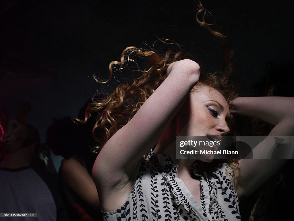 Junge Frau Tanzen in der Nacht-club
