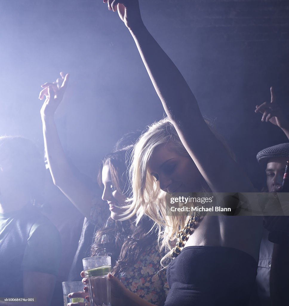 Grupo de amigos de celebrar en fiesta en club nocturno