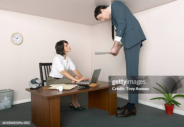 businesswoman and man in miniature office - little big man photos et images de collection