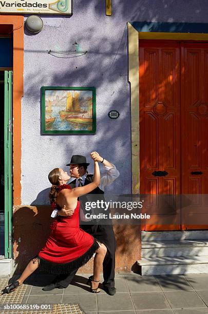 argentina, buenos aires, caminito, la boca, tango dancers in front of building - tango fotografías e imágenes de stock