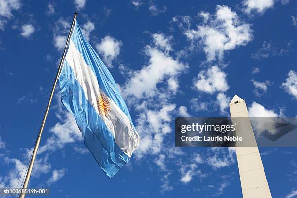 argentina, buenos aires, obelisco avenida 9 de julio and flag - argentino fotografías e imágenes de stock