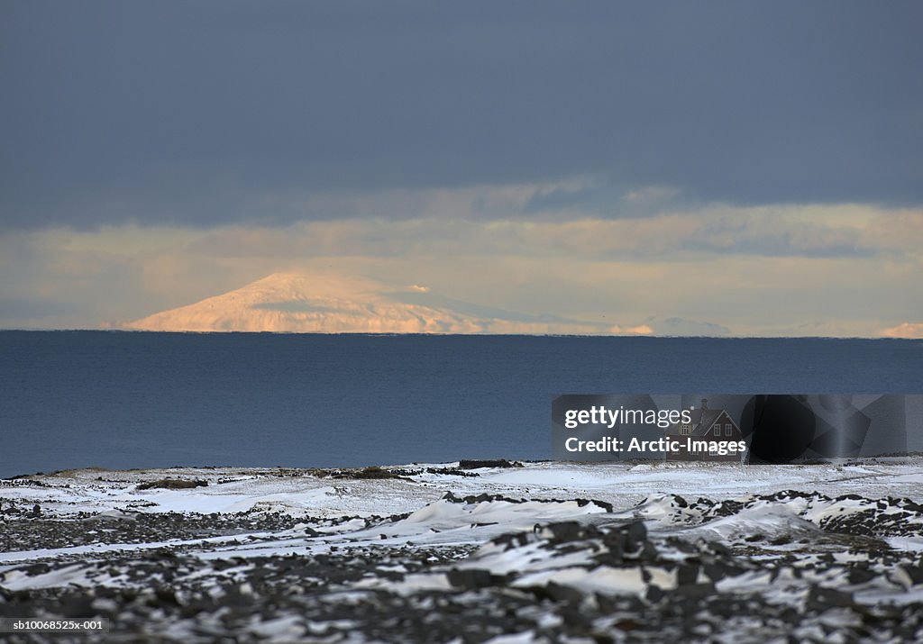 Iceland, Snaefellsjokull Glacier, House in snow