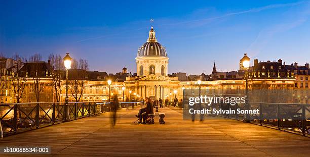 france, paris, pont des arts and institut de france at dusk - barrio saint germain des prés fotografías e imágenes de stock