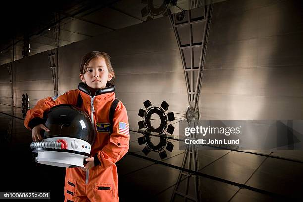 girl (4-5) wearing astronaut costume, portrait - astronaut kid stockfoto's en -beelden