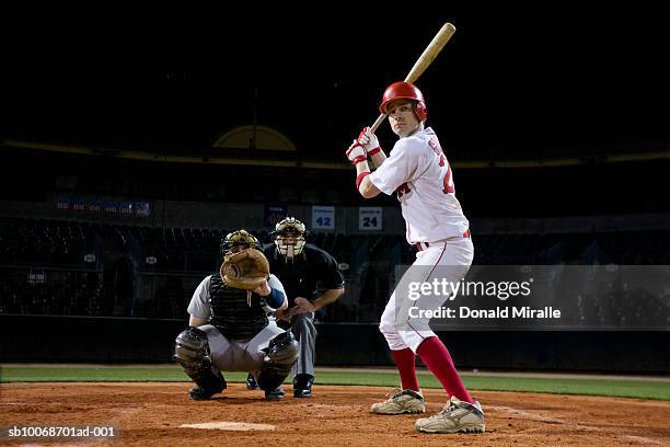 états-unis, en californie, de san bernardino, de joueurs qui attendent terrain de baseball - batte-de-baseball photos et images de collection