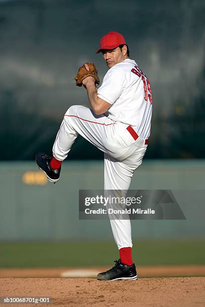 usa, california, san bernardino, baseball pitcher preparing to throw, outdoors - 投手 個照片及圖片檔
