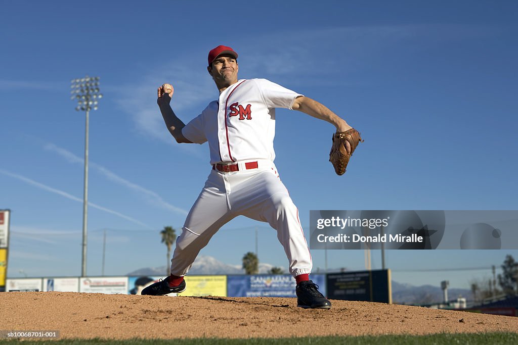 USA, Kalifornien, San Bernardino, baseball pitcher werfen Platz