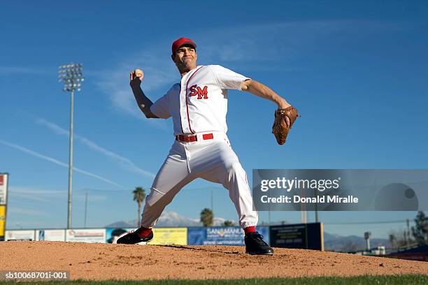 usa, california, san bernardino, baseball pitcher throwing pitch, outdoors - 投手 個照片及圖片檔