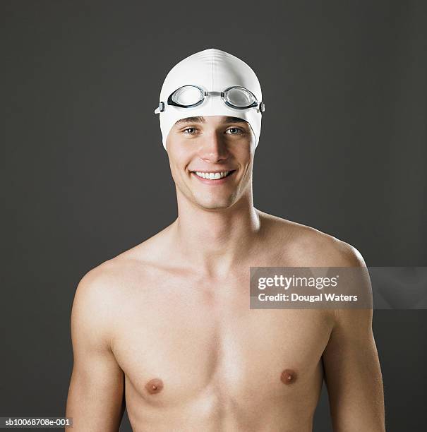 swimmer smiling, portrait, close-up - touca de natação - fotografias e filmes do acervo