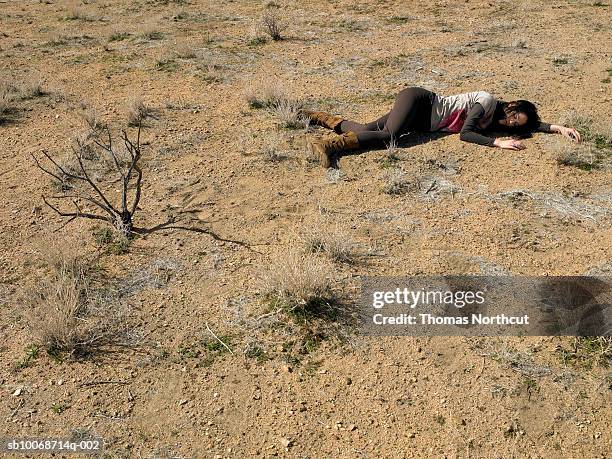 usa, california, idyllwild, woman lying on ground in desert - 死体 女性一人 ストックフォトと画像