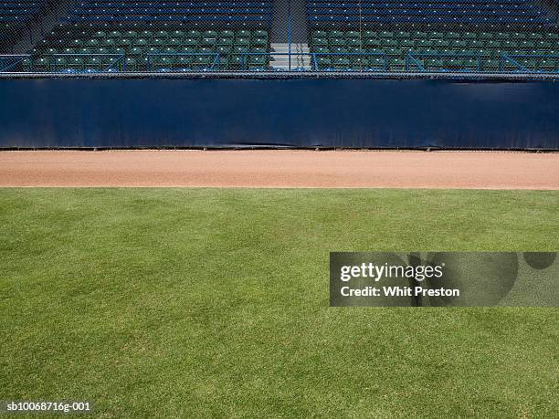 empty baseball field - campo de béisbol fotografías e imágenes de stock