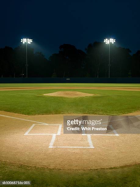 baseball field at night - baseball diamond stockfoto's en -beelden