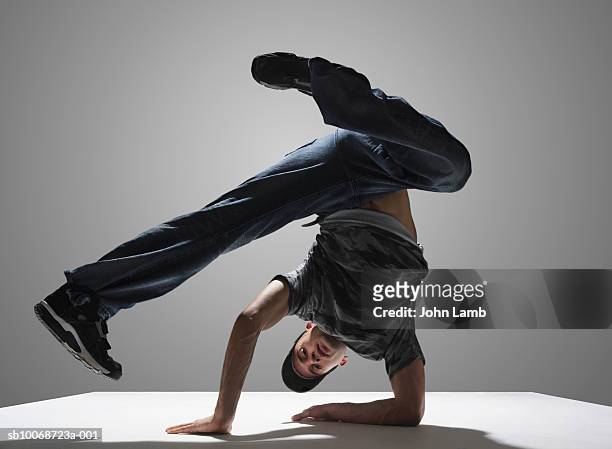 young man break dancing - ��ブレイクダンス ストックフォトと画像