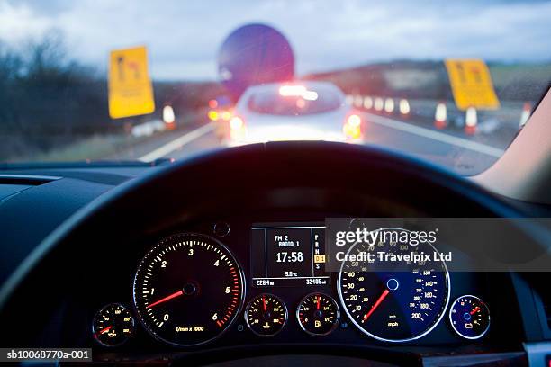 traffic jam on motorway viewed from the drivers seat - cuadro de instrumentos fotografías e imágenes de stock