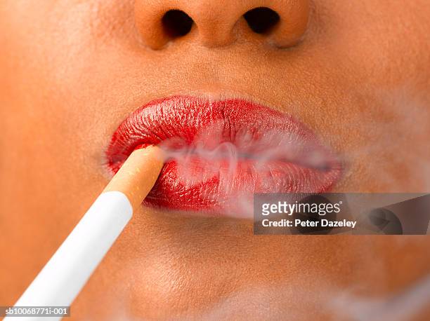 Manchuriet Garanti Gentage sig Woman Wearing Red Lipstick Smoking Cigarette Close Up Of Mouth Studio Shot  High-Res Stock Photo - Getty Images