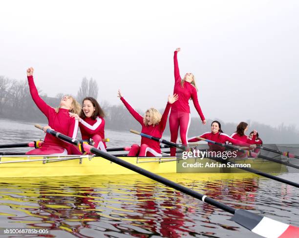 female rowers cheering in scull - wrikken roeisport stockfoto's en -beelden