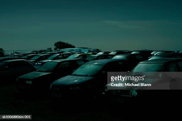 parking lot at night - cars in parking lot stockfoto's en -beelden