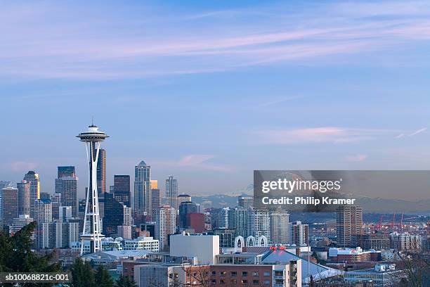 usa, washington state, seattle skyline and mount rainier - seattle imagens e fotografias de stock