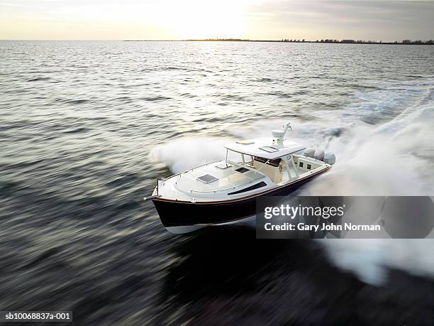 speedboat at sunset, blurred motion - motorboot stockfoto's en -beelden