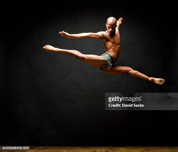 dancer leaping in air - black shorts stockfoto's en -beelden