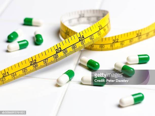 diet pills with tape measure - weight loss stockfoto's en -beelden
