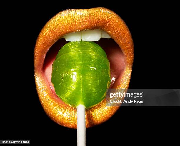mouth sucking lollipop, close-up, studio shot - lollipop fotografías e imágenes de stock
