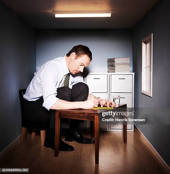 man working in small office - oversized - fotografias e filmes do acervo