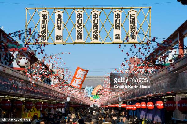 japan, honshu, tokyo, asakusa, new year's decorations over nakimese shopping street to senso-ji temple - buddhist new year photos et images de collection