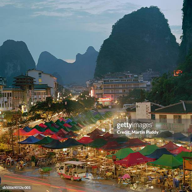 china, guangxi province, guilin, yangshou, yangshou night market food stall restraints, elevated view - 桂林 ストックフォトと画像