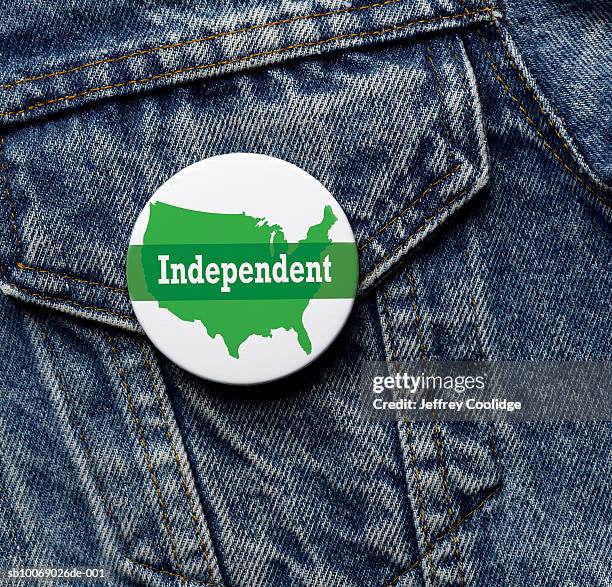 independent election button on pocket, close-up - door close button stockfoto's en -beelden