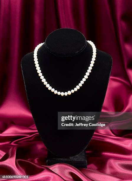 pearl necklace on jewelry stand, studio shot - pearl necklace stockfoto's en -beelden