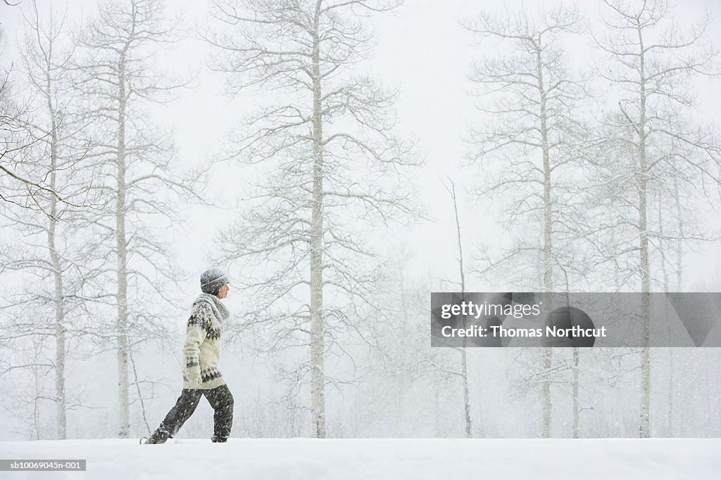 Mulher Madura caminhada na neve