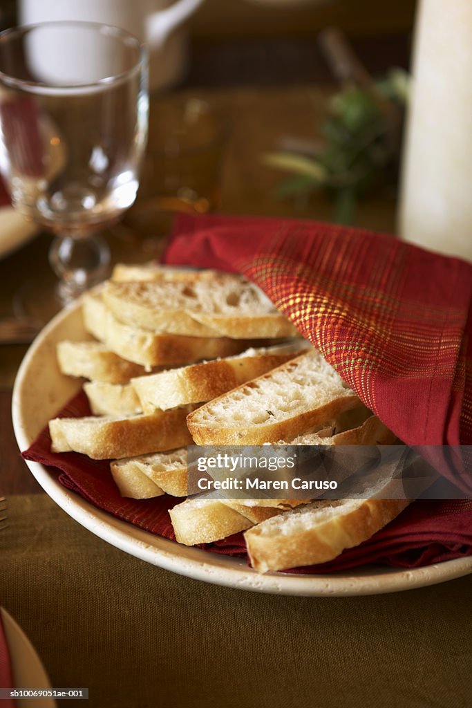 Fresh sliced bread on plate, close-up