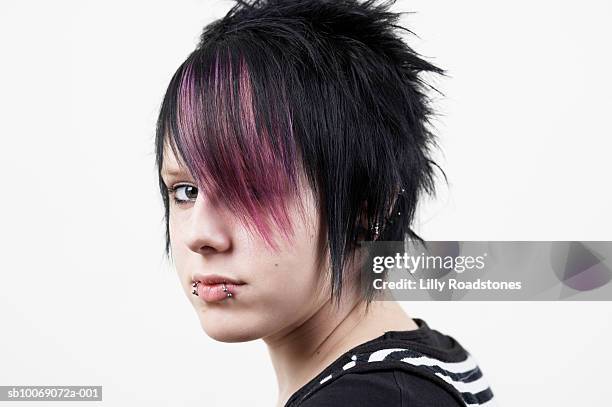 teenage girl (14-15) with dyed hair, close-up, portrait - young goth girls photos et images de collection