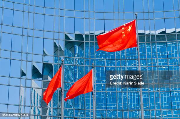 china, beijing, flag in front of grand hyatt hotel - china stock-fotos und bilder