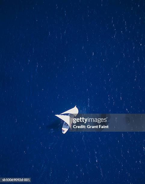 australia, queensland, sailboat sailing on sea, aerial view - 2008 fotografías e imágenes de stock