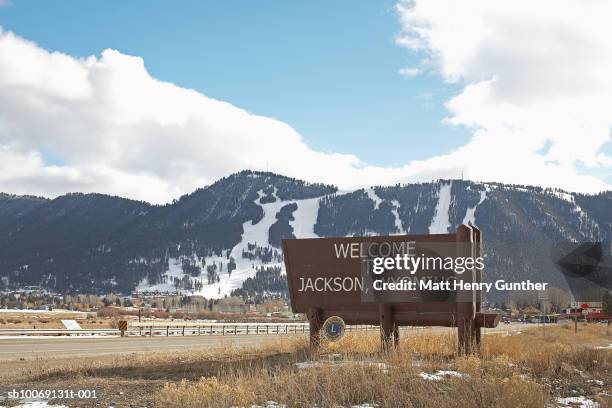 usa, wyoming, jackson hole, welcome sign - wyoming stock-fotos und bilder