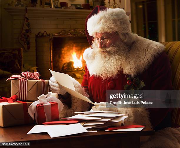 santa claus reading letter, close-up - pai natal imagens e fotografias de stock