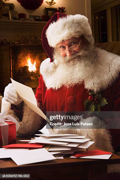 santa clause holding letter, portrait, close-up - santa close up stock-fotos und bilder
