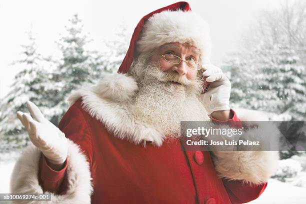 santa claus using mobile phone, close-up - santa claus fotografías e imágenes de stock