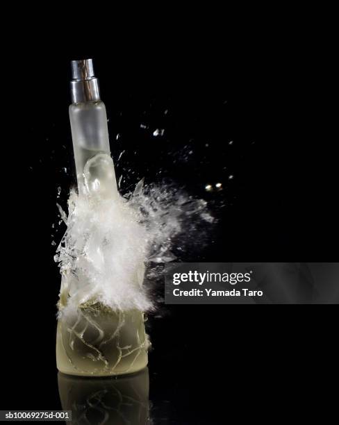Breaking Bottle Photos et images de collection - Getty Images