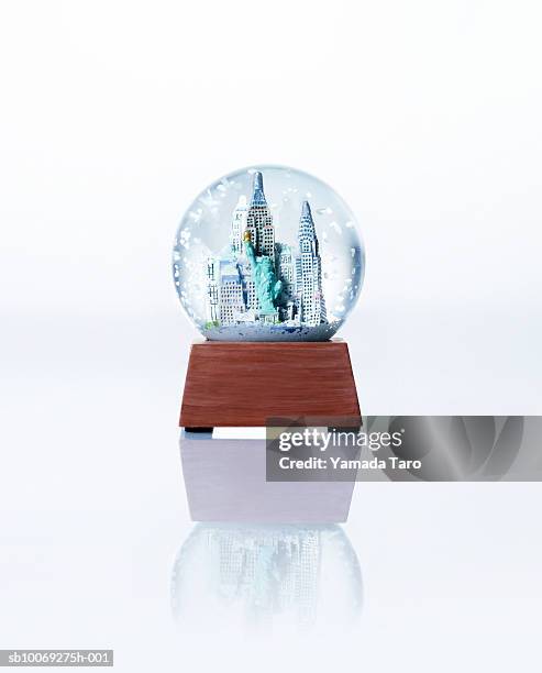 empire state building snow globe, close-up - commemoration stock-fotos und bilder