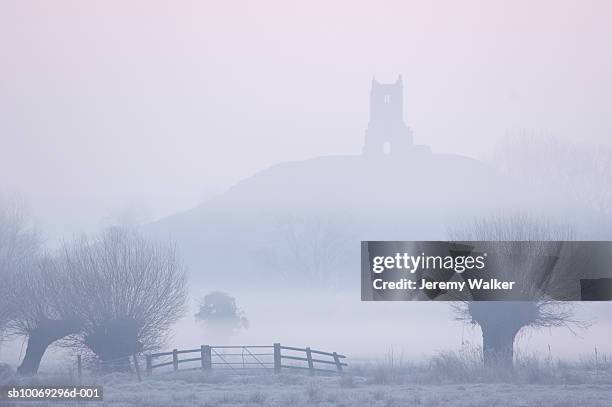 england, somerset, burrow bridge, ruined church on hill in mist at dawn - somerset england stock-fotos und bilder