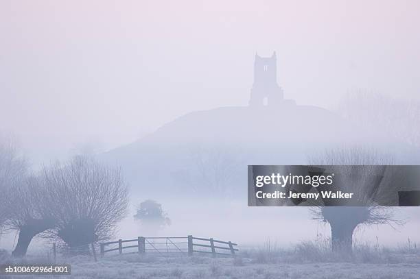 england, somerset, burrow bridge, ruined church on hill in mist at dawn - somerset england ストックフォトと画像