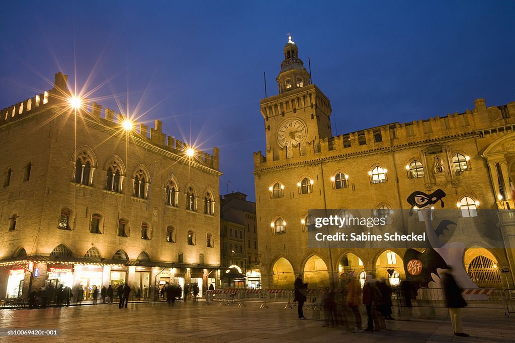 Italy, Emilia-Romagna, Bologna, Piazza Maggiore at night