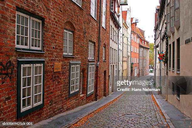 germany, lubeck, alley in old town - lübeck foto e immagini stock